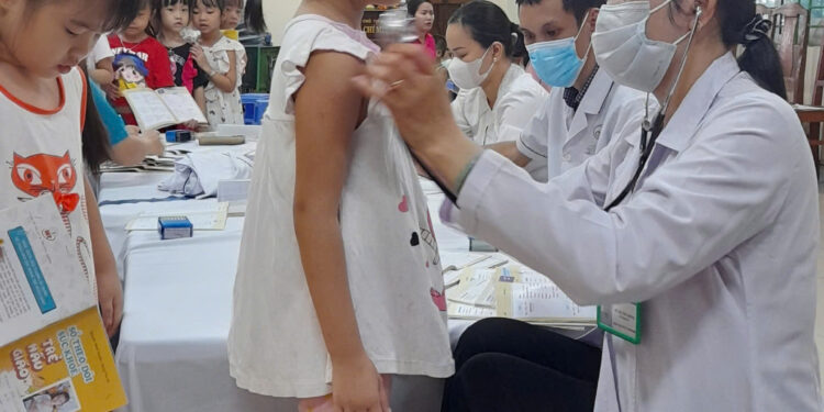 Trường MN Hoa Ngọc Lan tổ chức khỏe sức khỏe đầu năm học 2024-2025 cho các bé