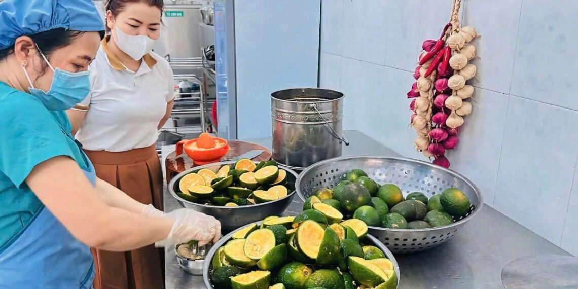 Công tác kiểm tra giao, nhận thực phẩm và việc thực hiện đảm bảo Vệ sinh an toàn thực phẩm.