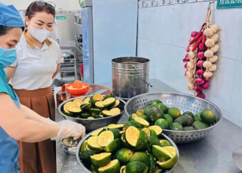 Công tác kiểm tra giao, nhận thực phẩm và việc thực hiện đảm bảo Vệ sinh an toàn thực phẩm.