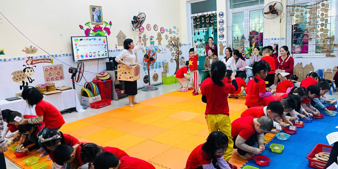 Tổ chức chuyên đề tại lớp MG Lớn 2; hoạt động “Trò chơi với chữ cái”.