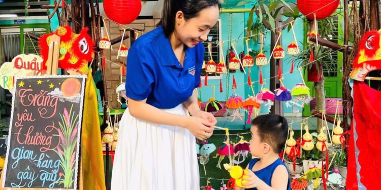 Chi đoàn thanh niên mang Trung thu yêu thương đến với các bé mầm non