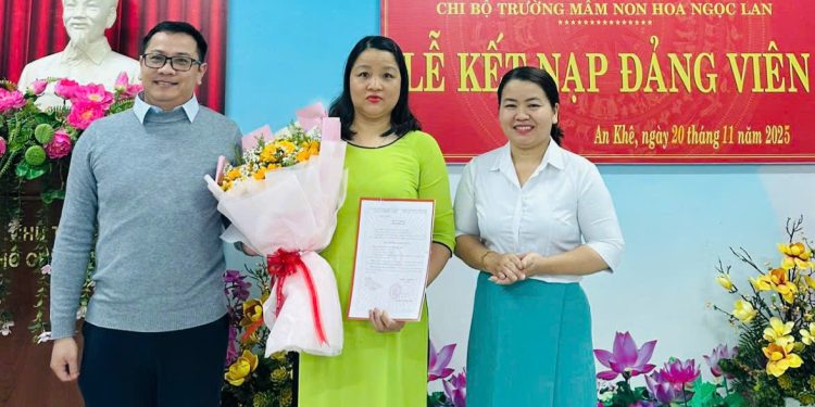 LỄ KẾT NẠP ĐẢNG VIÊN NHÂN DỊP KỶ NIỆM 43 NĂM NGÀY NHÀ GIÁO VIỆT NAM (20/11/1982 – 20/11/2025)