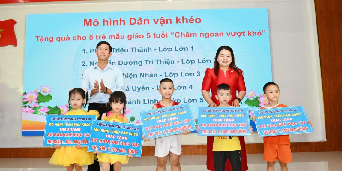 TRƯỜNG MẦM NON HOA NGỌC LAN THỰC HIỆN MÔ HÌNH “DÂN VẬN KHÉO” – TRAO TẶNG 5 KỆ GIÁ HỌC TẬP CHO TRẺ MẪU GIÁO LỚN